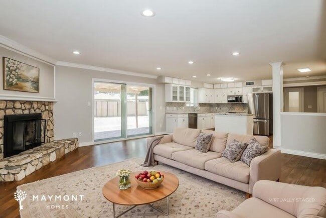 Photo - 525 E Geneva Dr