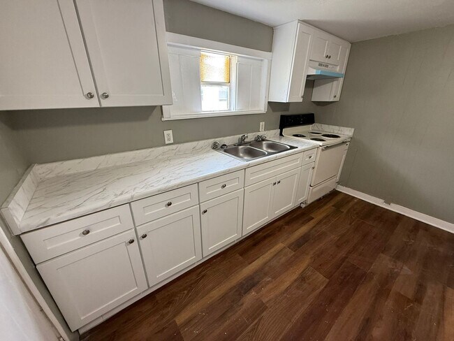Photo - $300 OFF FIRST MONTHS RENT MOVE-IN SPECIAL!! Unit A