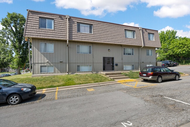 Building Photo - 612 S Van Buren St Unit 3, 5, 6, 9, 10, 11
