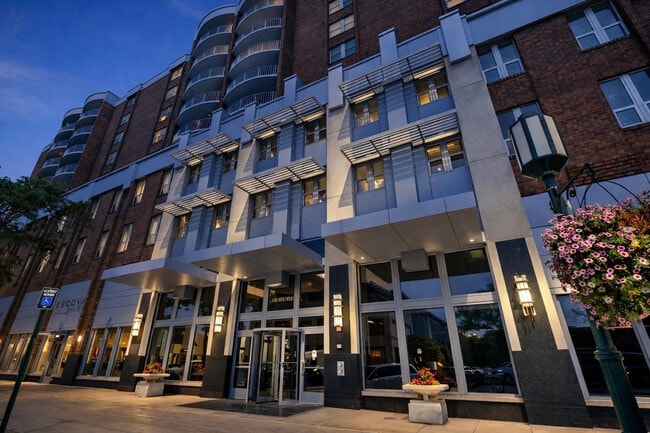 Building Photo - 411 S Old Woodward Ave Unit 925