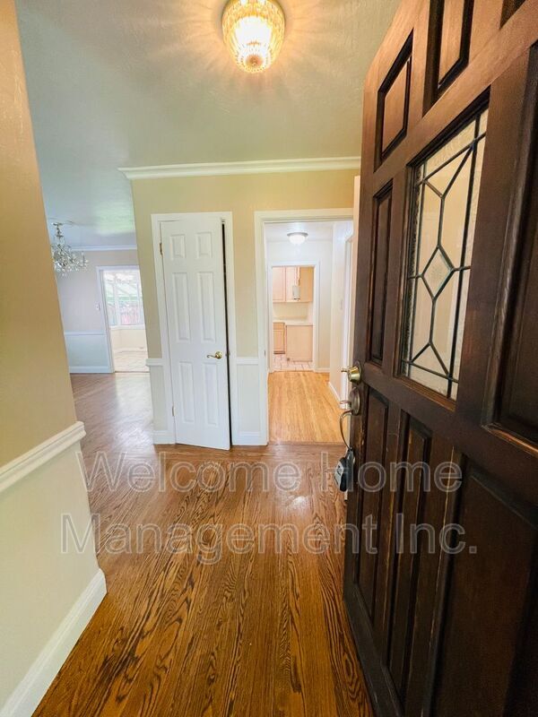 Photo - 2561 Olympic Blvd