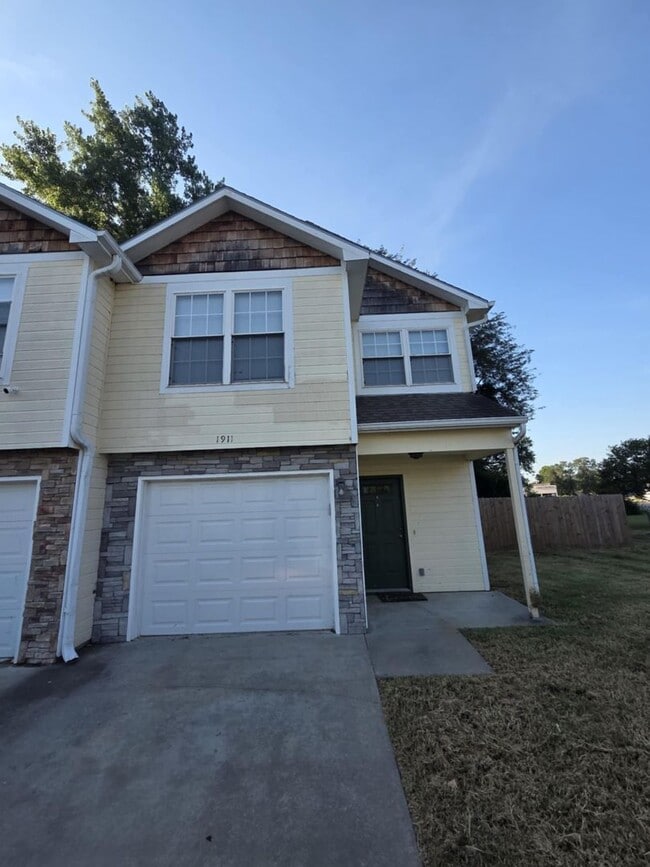 Building Photo - Spacious Town House for Rent
