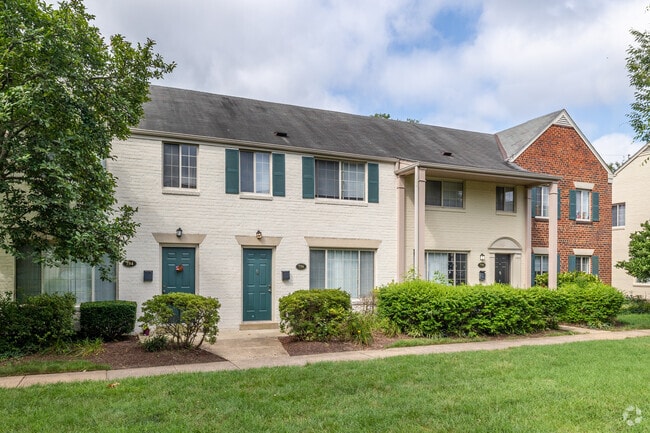 Entrada del edificio - Brookville Townhomes