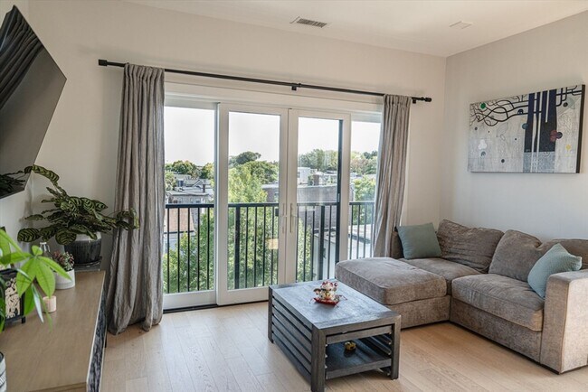 Photo - 295 Maverick St