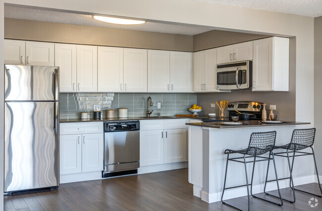 Kitchen Breakfast Bar - 2555 N Clark St Rental