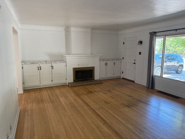 Photo - 3 Br, 2 Bath, comes with kitchen appliance...