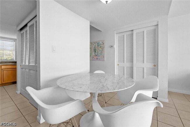 Photo - 864 Courtington Ln