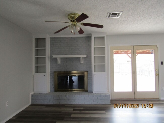 Photo - 7008 NW Kingsbury Ave