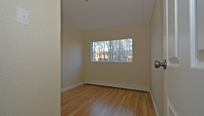 Photo - 10-214 Harlington Crescent