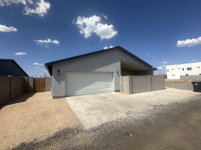 Building Photo - 2535 E Broadway Rd Rental