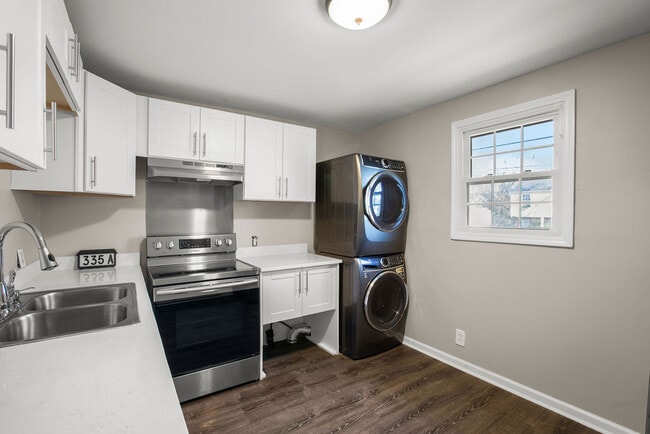 kitchen - 335 Grace St Unit A