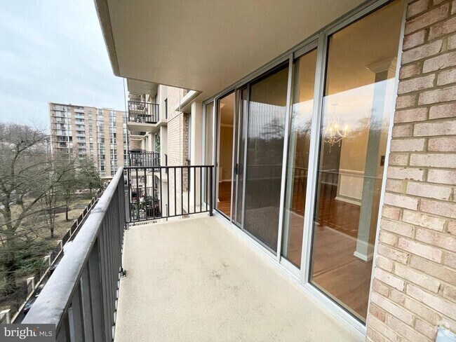 Building Photo - 4600 S Four Mile Run Dr Unit 601 Rental