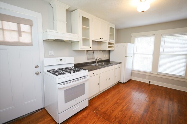 Photo - 618 E 12th St