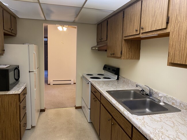 Cocina de galera - Knaup Apartments (Senior 55+)