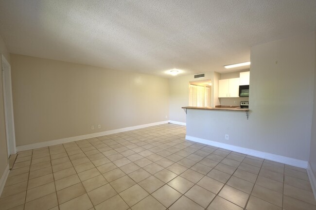 Photo - 1523 Meadows Cir