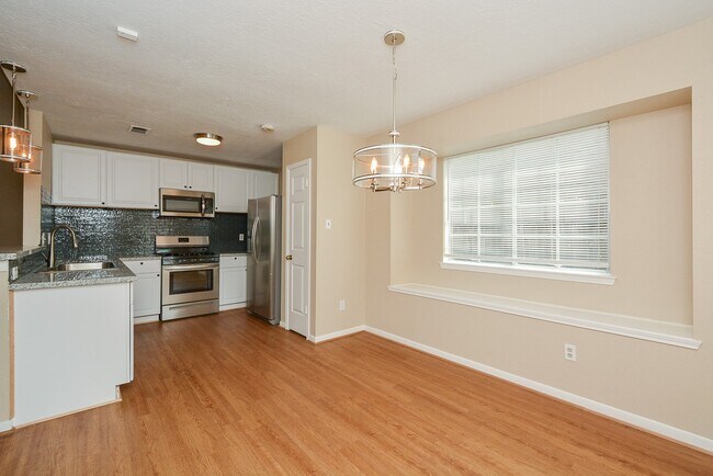 22811 Market Square Ln