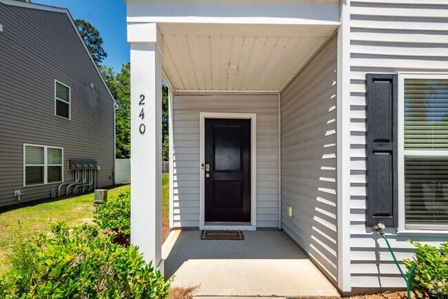 Building Photo - 4 Bedroom 3 Bath Single Family Home Shady ...