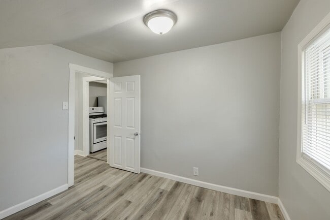 Photo - 231 W Follett St Unit 2