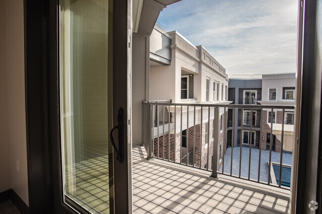 1BR,1BA,-693SF