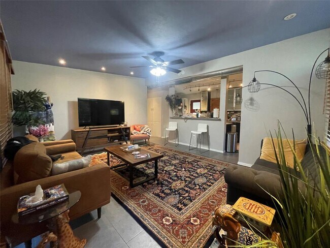 Photo - 703 W Crestland Dr