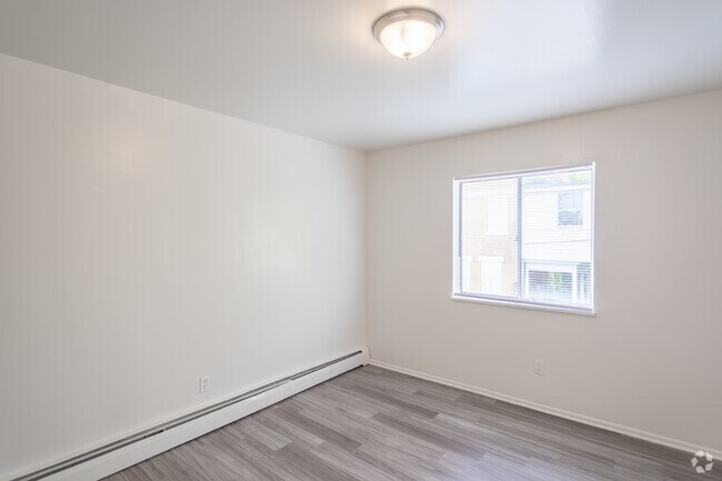 2BR, 1BA - 987 SF