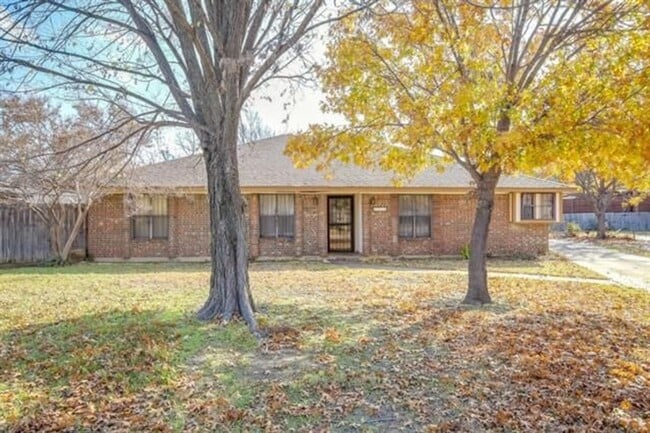 Building Photo - Blend of comfort and convenience