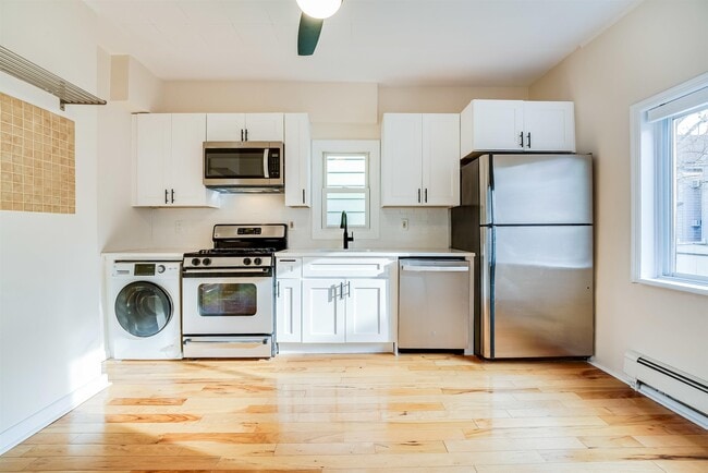 Building Photo - 100 W 17th St Unit 1