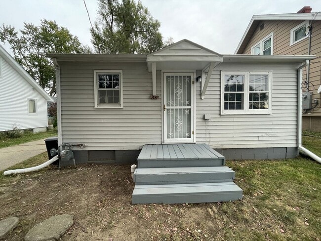 Building Photo - Updated 1 Bedroom Home - Washer-Dryer Included!