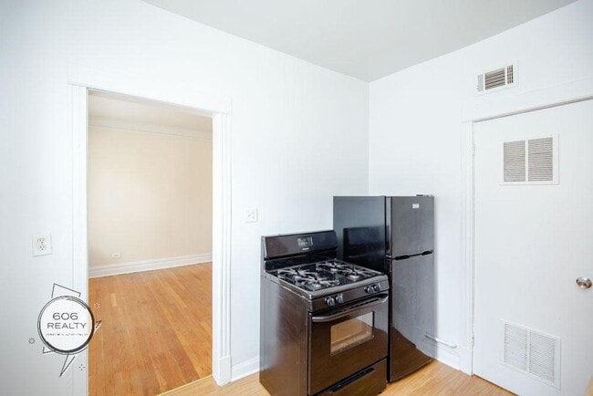 Photo - Marquette Park 2 Bed w/Hardwood Floors & Central heat Unidad 2408-2A