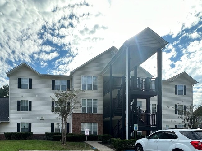 Summer Crest Apartments - Building Exterior