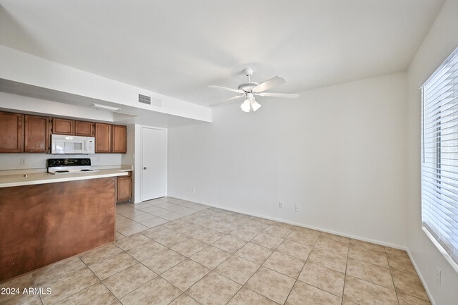 Photo - 4730 W Northern Ave Unidad 1114