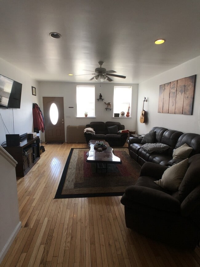 Photo - Modern 3-Story, 4 Bedroom , 2.5 Passyunk Sq. Home w/ W/D, HW fls., Deck, Dishwasher and more!