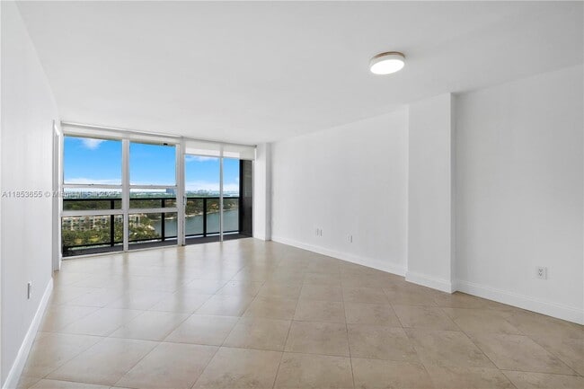 Photo - 600 NE 36th St Unidad 1910