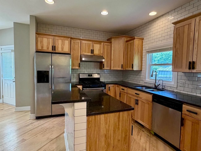 Photo - 824 E Dayton St