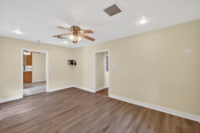 Photo - 5611 Fraser Ave