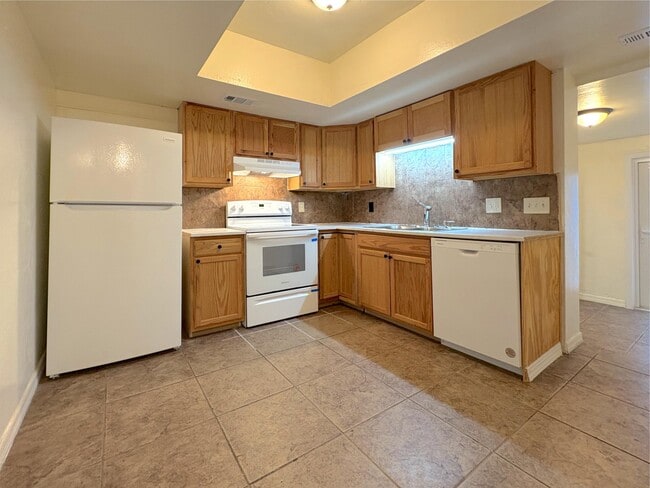 Building Photo - 1124 NE 5th Ave Unit 6