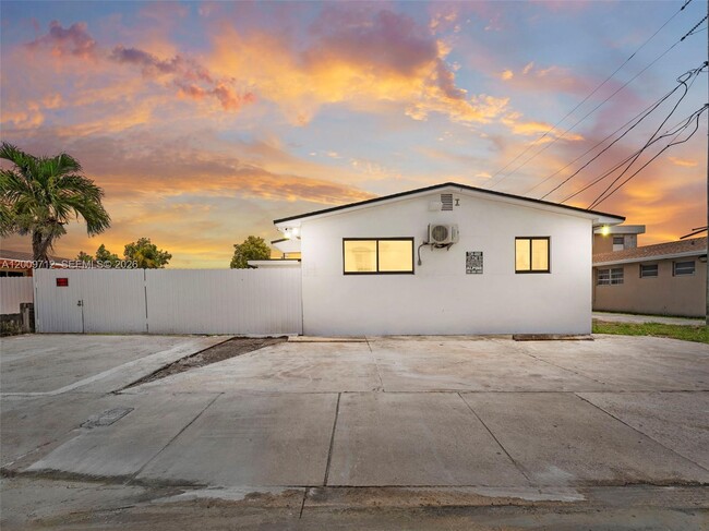 Building Photo - 1368 W 29th St Unit 2