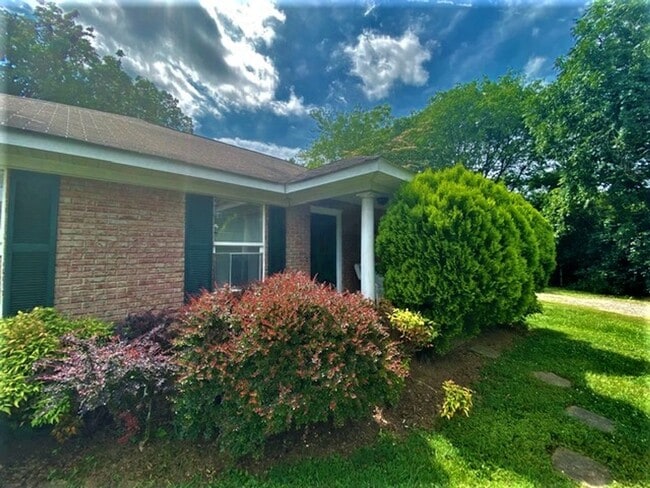 Building Photo - Downtown Cornelius! Minutes from Lake Norman! 2 Bedroom Duplex! Lawn Care Included!