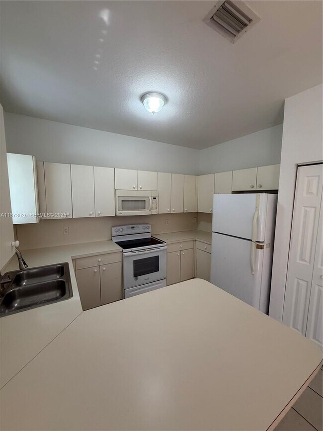 Photo - 373 NE 26th Pl Unidad 202