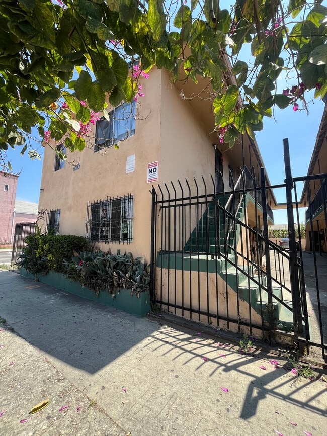 Building Photo - 7400 S Hoover St Unit 02