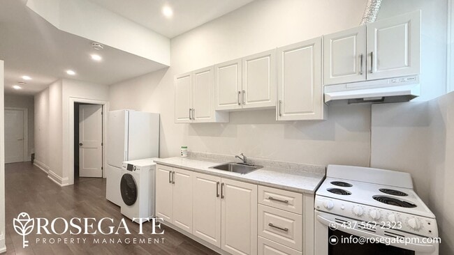 Building Photo - Newly Renovated 2-Bedroom Apartment in Tor... Unit 2