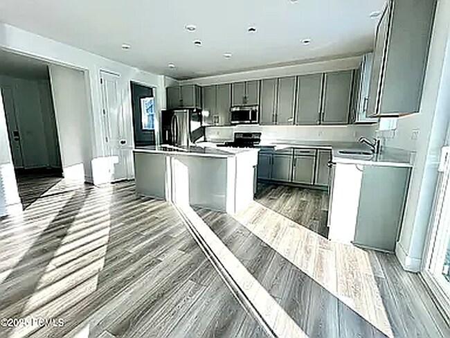 2528 N Wildflower Ln