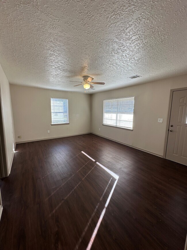 Photo - 5561 Father Jaron St