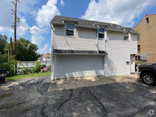 Building Photo - 2 bedroom home available In Rockford