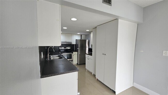 Building Photo - 5800 SW 127th Ave Unit 2103