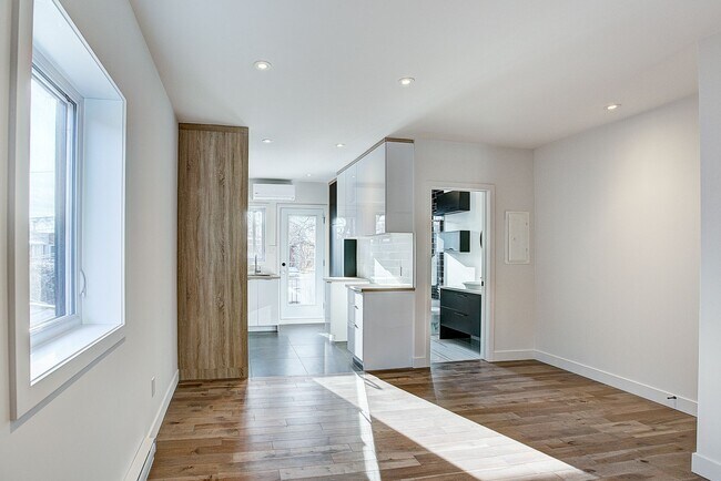 Photo - 10574 Av Christophe-Colomb Unit 3.5 available now