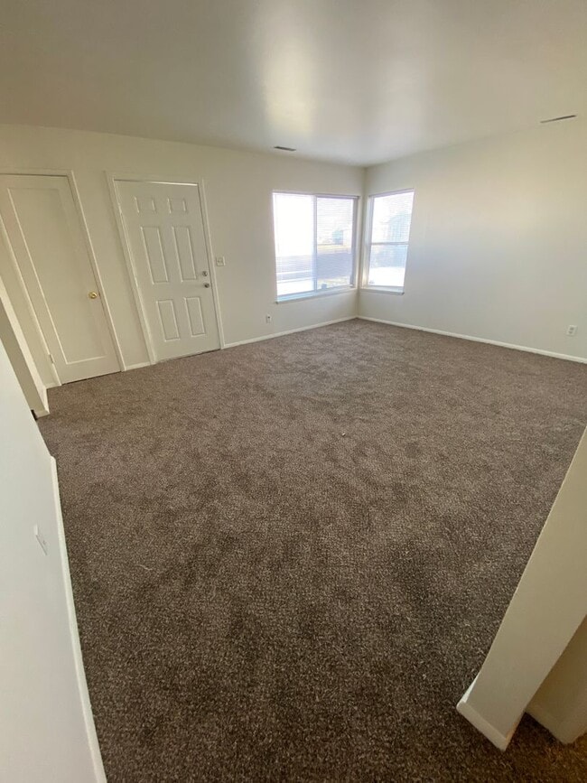 Photo - 1108-1110 Vandenburg Loop NE