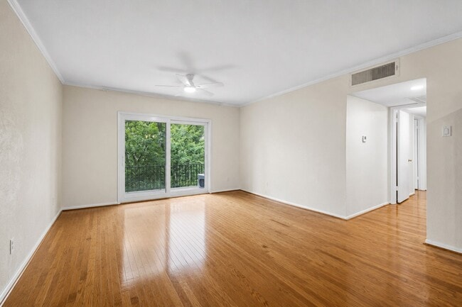 Building Photo - 2238 S Piney Point Rd Unit 109