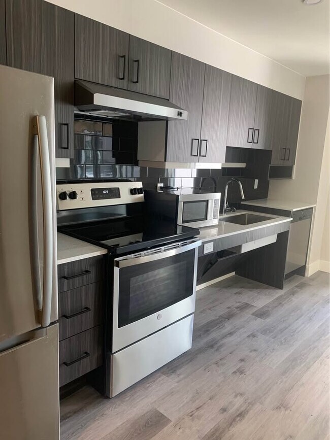 Bachelor - Brenton Suites