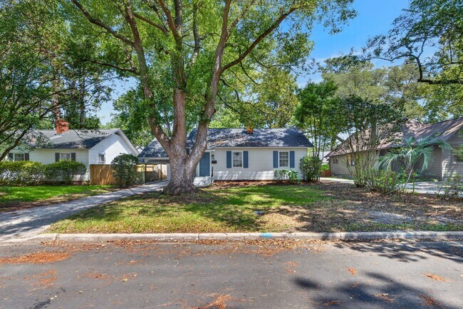 Photo - 216 E 57th St